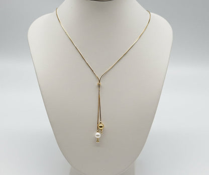 Delicate Y-necklace made of 925 sterling silver with 18K gold plating and elegant pearl detail