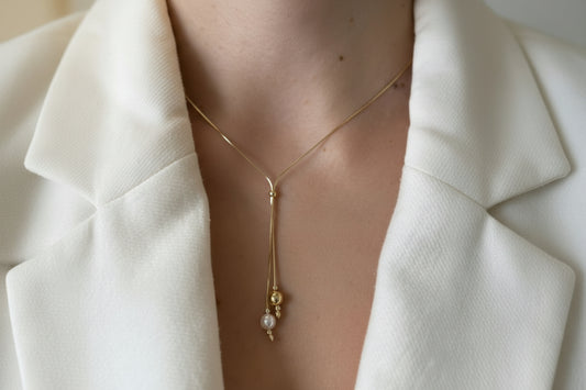 Delicate Y-necklace made of 925 sterling silver with 18K gold plating and elegant pearl detail