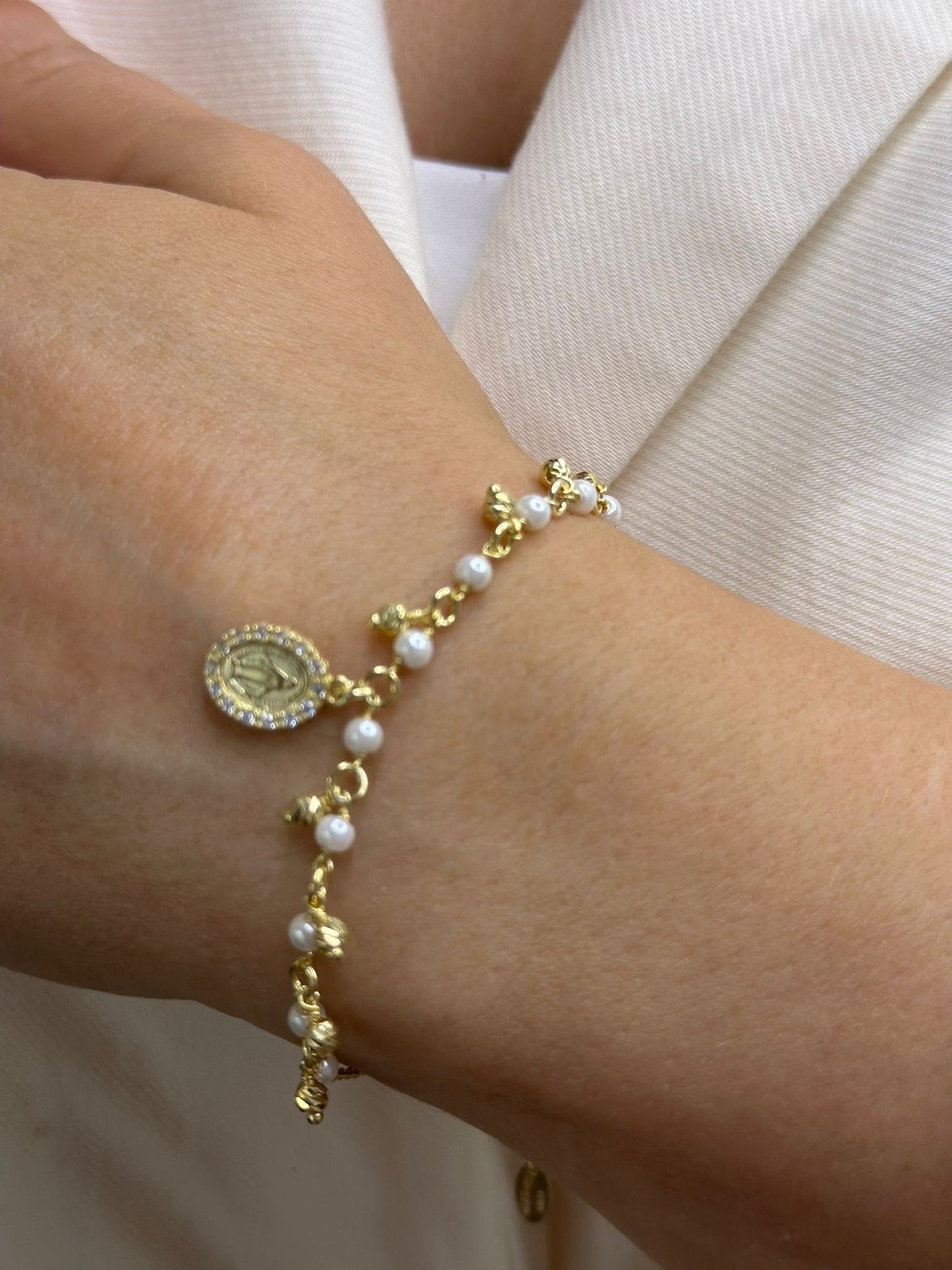 Goldenes Perlenarmband aus 925 Silber, 18K vergoldet – wundertätige Medaille, feine Perlen, eleganter Damenschmuck