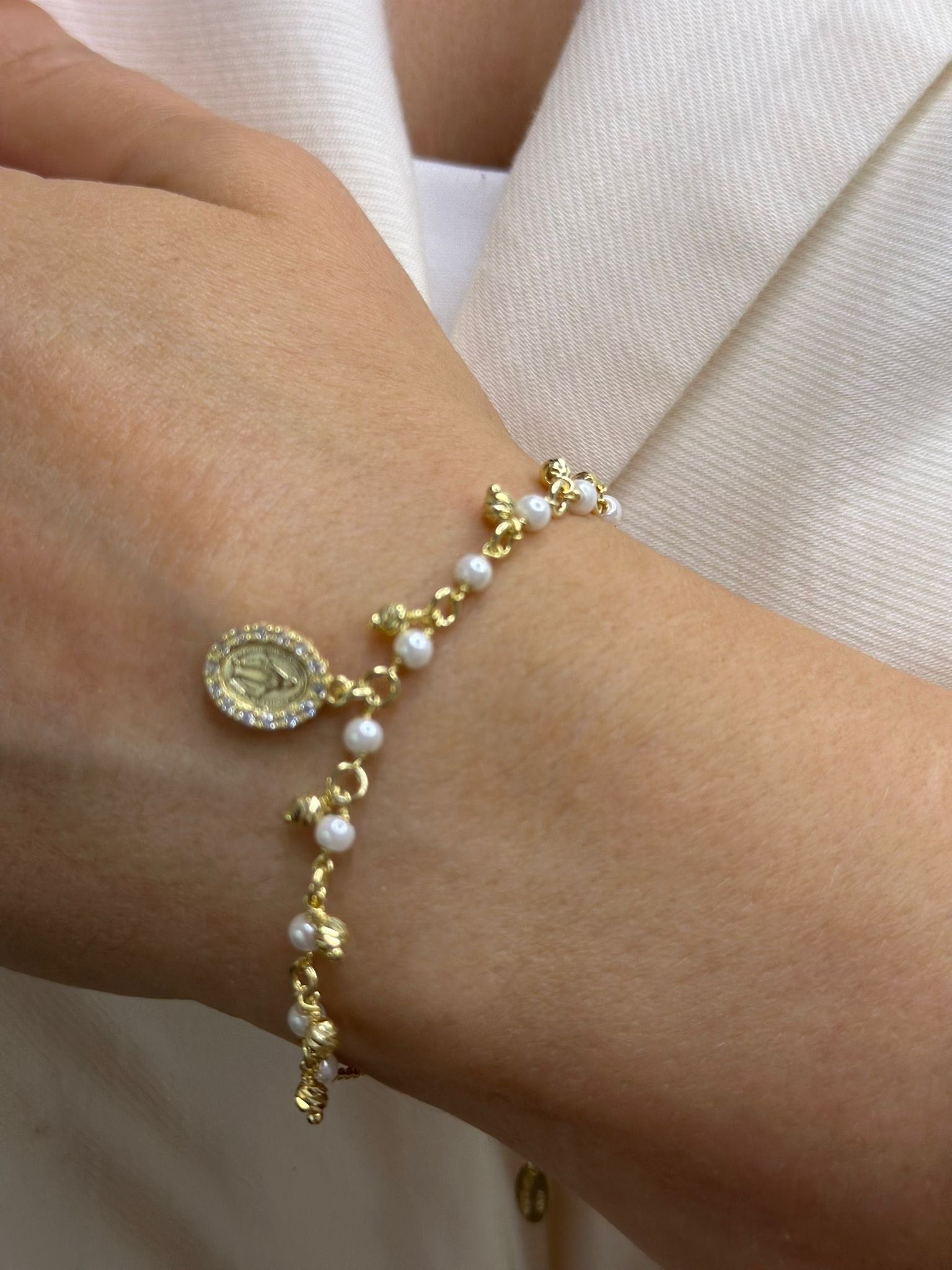 Goldenes Perlenarmband aus 925 Silber, 18K vergoldet – wundertätige Medaille, feine Perlen, eleganter Damenschmuck